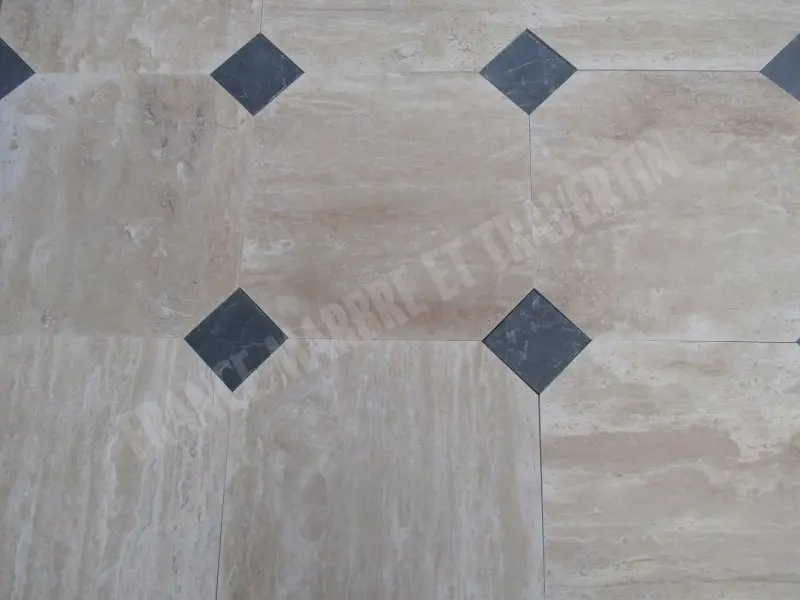 Travertin Classique Veine 40x40 cm - Marbre Noir Cabochon Adoucie 65 € HT - m² - 01.webp