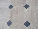 Travertin Classique Veine 40x40 cm - Marbre Noir Cabochon Adoucie 65 € HT - m² - 02.webp