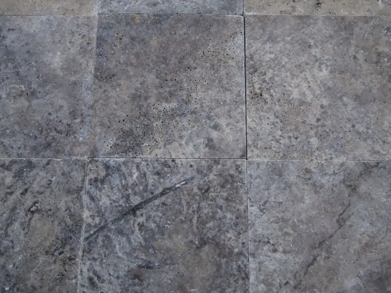 Travertin Gris Silver 30x30x1,5 cm Antique 1'er Choix 45 € HT - m²- 03.webp