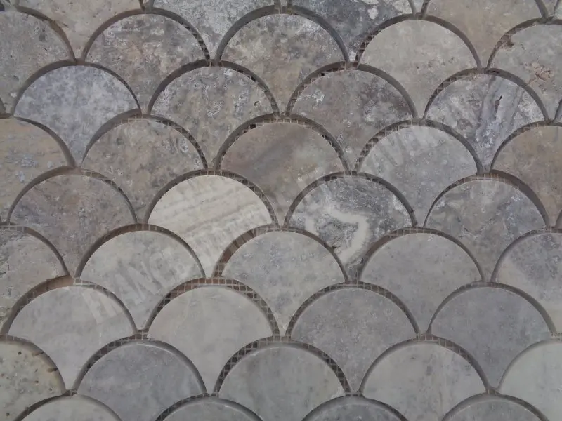 Travertin_Gris_Silver_Arabesque_Mosaique_Shell__Adouci_Rustique_12_C_HT_-_plaque_-_04.webp