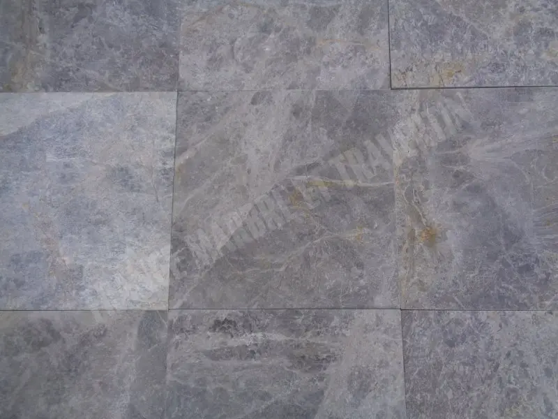 Marbre_Tundra_Gris_Clair_Adoucie_Rustique_30x30x2_cm_30_C_HT_-_m_-_01.webp