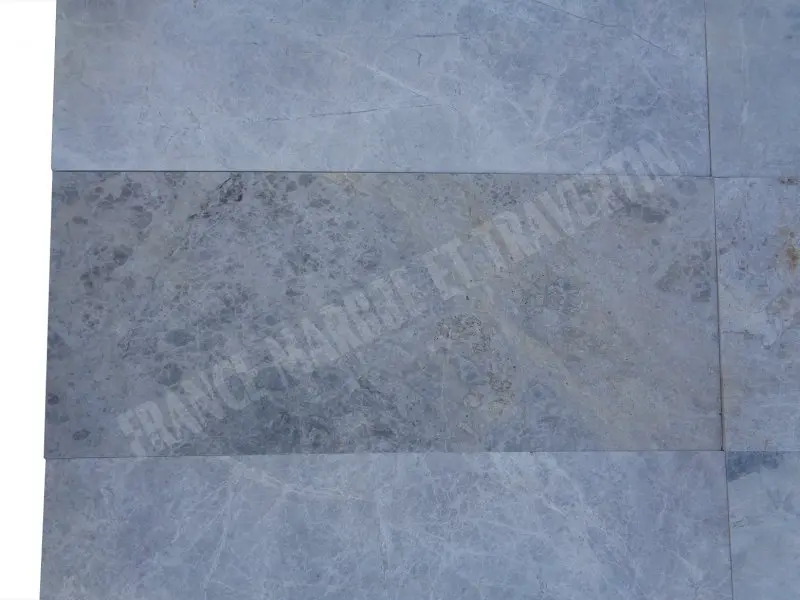 Marbre_Sirius_Gris_25x60x2_cm_Rustique_Poli_25_C_HT_-_m_-_04.webp