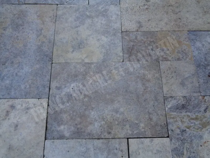 Travertin_Gris_Silver_Opus_Romain_3_cm_Antique_Rustique_39_C_HT_-_m_-_02.webp