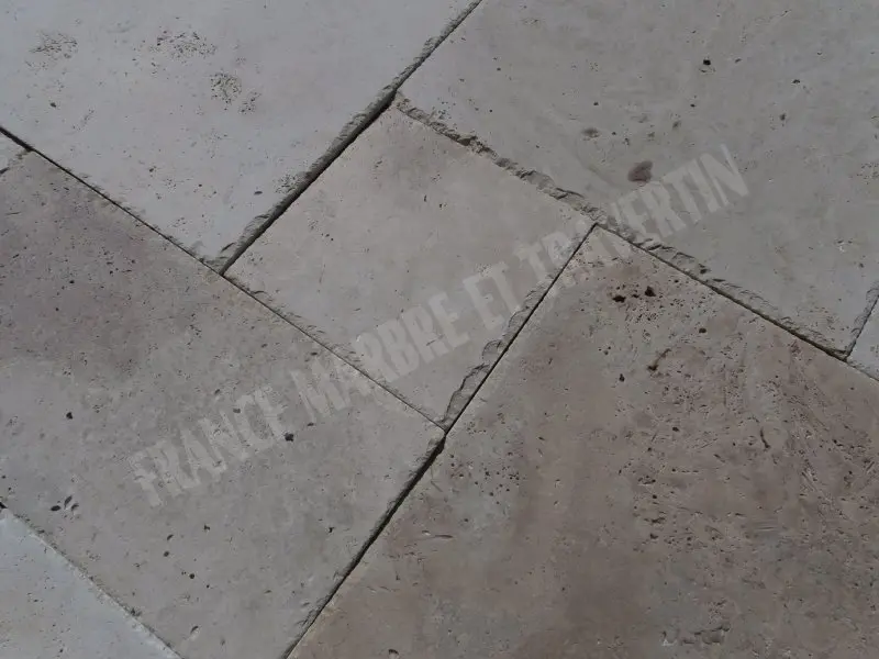 Travertin Classique Clair Big Opus Romain Brossé Bords Eclaté 1er choix  1,5cm 52 € HT - m² - 02.webp